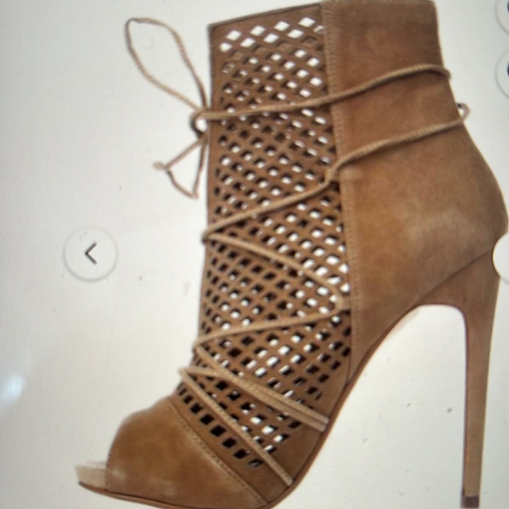 NWOT Steve Madden Maddye laser cut peep toe heel Booties Size 7.5